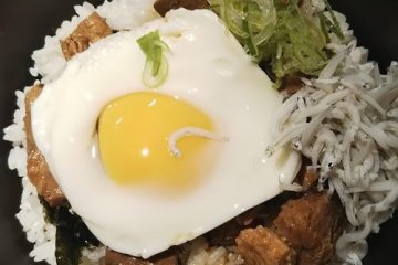 Tuna with eggs and rice.