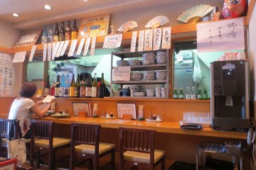 Counter seats make it easy for people eating alone to feel comfortable