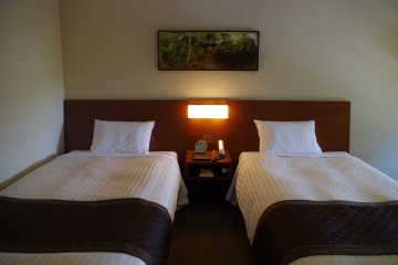 Twin room with artwork of the temple at Chion-in Wajun-kaikun Hotel in Higashiyama Kyoto City