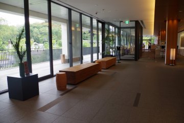 Ground-to-ceiling glass windows minimizes the boundary between indoor and outdoor areas of Chion-in Wajun-kaikun Hotel in Higashiyama Kyoto City