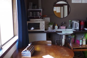 <p>Comfortable yet chic common area at 47 Ronin Yamashina, just one stop from Kyoto</p>