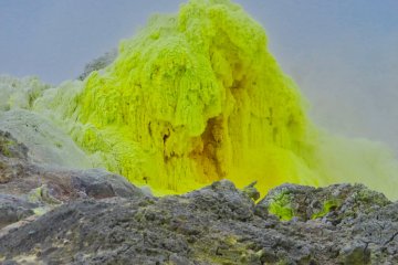 Sulfur at Mt. Lozan 