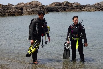 Preparing for your first dive, the instructor is your best friend. 
