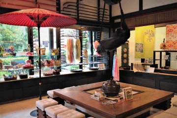 You can make your own gift or souvenir for others, with the bingata prints ideal for a shirt or wrapping cloth, in the same way that Shuri Courtiers made gifts for envoys to take home.