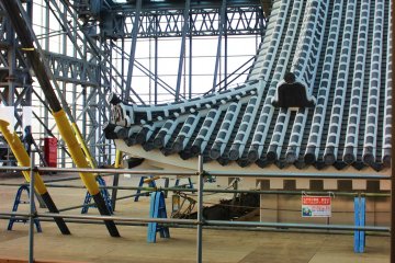 A surprisingly low amount of workers are visible from the platform