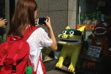 <p>Two Korean international students interested in visiting Okinawa have been drawn to the exterior of this antenna shop and its products&nbsp;</p>