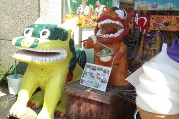 <p>At the Ginza Washita Shop entrance, you are greeted by two shisa lions. In no time you'll feel the Okinawan&nbsp;spirit from within the store</p>