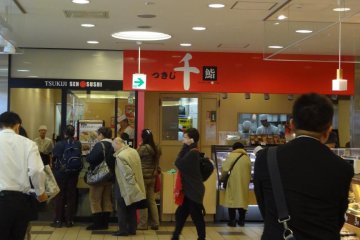 At lunchtime and dinnertime, there is always a long line in front of the shop. But even if five people are waiting in front of you, you will be able to enter the shop and start eating within five minutes or so. So don’t hesitate to wait in line