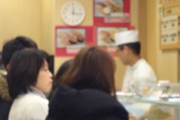Standing sushi shop chefs have good technique, the fish is fairly fresh and of high quality, and customers can enjoy verbal exchanges with the sushi chef when they order, just like at a regular sushi shop