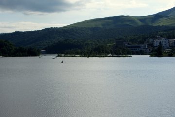 During the day, kayaks, rowboats, and swan boats can be seen floating around the lake