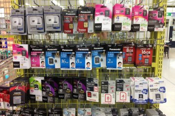 <p>There are several racks for memory cards; this one only features SD "High Capacity" cards in standard, mini, and micro sizes - SDXC memory cards and other standards are equally well covered on Yamada's shelves</p>