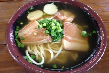 <p>This is sanmainiku soba, named after the sliced pork that has three distinctive stripes in its meat</p>
