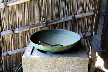  A basin under the eaves