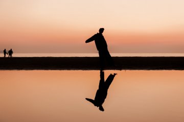 Meski dingin, pengunjung tetap pergi ke laut