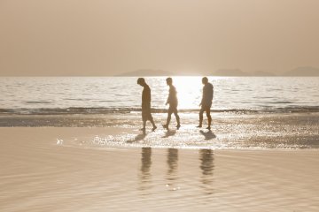 Anak-anak muda yang berjalan di pantai ini menghasilkan foto yang bagus