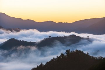Castle in the sky floating in the sea of clouds...this is what I've been waiting for!