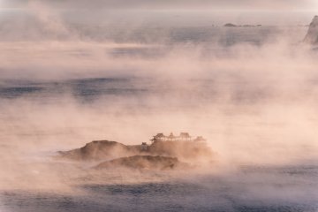 Ryugu Castle finally unveiled, floating like a vision in the sea of clouds  