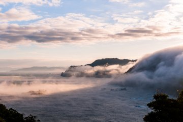 Illuminated by morning sunlight, the sea of clouds flows into the sea like a waterfall...how fantastic!