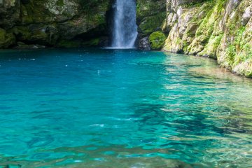 Sparkling "Niyodo Blue" lures me toward the water
