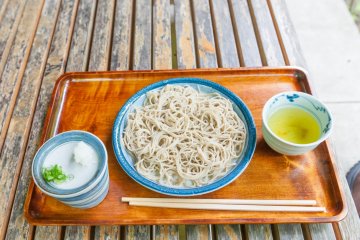 These noodles were cooked with the clear water of Niyodo river. How smooth and tasty they are!!