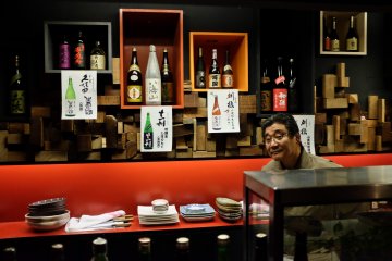 <p>L'int&eacute;rieur de Ryōgoku est simple et beau avec des bouteilles de sak&eacute; et des d&eacute;corations traditionnelles japonaises un peu partout</p>
