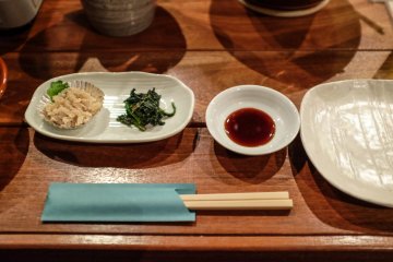 <p>Les clients seront impressionn&eacute;s par la pr&eacute;sentation minutieuse de tous les plats de Ryōgoku, y compris cet ap&eacute;ritif de calmars et d'algues</p>