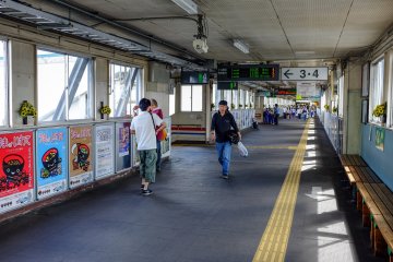 A large overhead walkway connects to all platforms