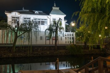 Bangunan gaya barat berdinding putih dan pusat informasi turis Kurashiki juga terlihat bercahaya