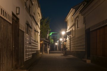 Di jalan sisi utara Sungai Kurashiki, Anda mungkin terkadang akan bersenggolan dengan sepeda, karena ini adalah jalan yang sering dilalui warga setempat pada malam hari.