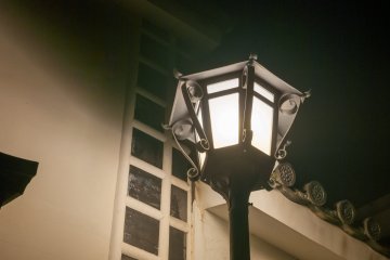 Lampu jalan juga menjadi aksen unik di area memesona ini