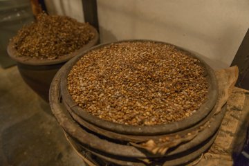 Wood wax production and consumption peaked in the 1940s during the Meiji period, then started declining in Taisho period once it was replaced by cheap petroleum-based paraffin wax