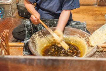 Making natural wax candles, the craftsman has to scoop up 40 to 45℃ molten wax with bare hands. He rubs it around the wick, layer by layer, to the candle cores. Only highly skilled craftsman can evenly apply melted wax