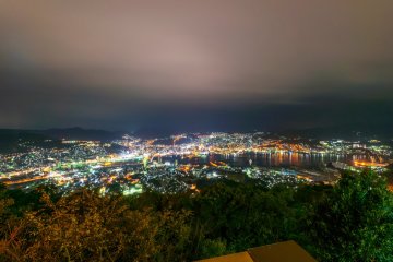 Pemandangan yang menakjubkan menghadap ke Pelabuhan Nagasaki