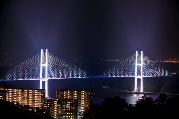 Jembatan Dewi yang menghubungkan bagian selatan dan barat, yang dipisahkan oleh Pelabuhan Nagasaki dengan jarak yang pendek