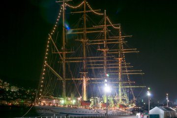 Perahu layar yang tampak terang benderang