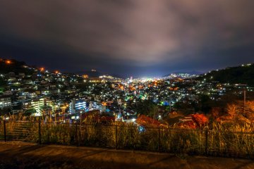 Taman Izumokinrin, tempat yang direkomendasikan di Kota Nagasaki di mana Anda dapat menikmati pemandangan malam dengan pikiran yang tenang bahkan untuk pasangan, keluarga, dan anak-anak.