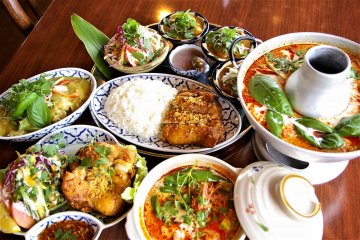 The Five wise chefs from Thailand continue to amaze us with their authentic and delicate pork and chicken curries, followed by desserts like the Mango Forest or Matcha Ice Cream with Red Beans