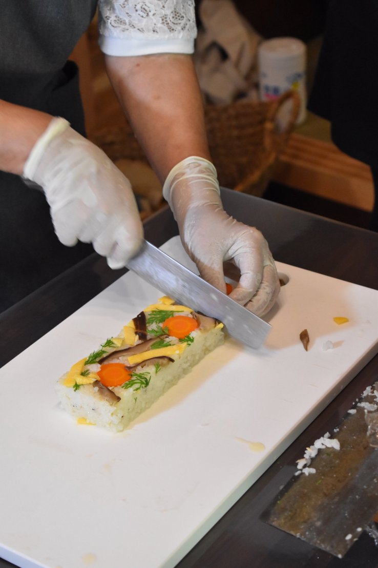 Cutting the kokera sushi