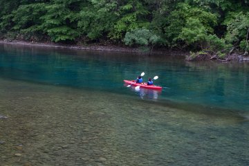 Canoeing is one the most popular activities here. You can pass underneath the red bridge and enter the crystal clear waters of Chitose River (Chitose-gawa).