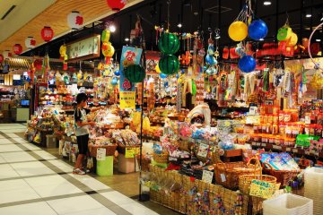 An all-time children's favorite shop is included in the market area inside the station
