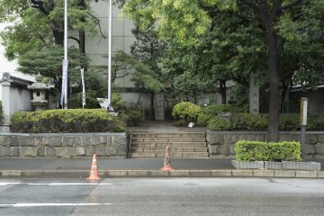 The Masakado-zuka grave site is situated between the concrete monoliths that are are the skyscrapers of the financial district