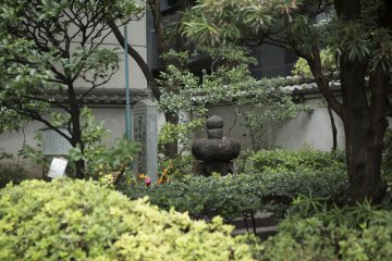 The gave is situated amongst a small but beautiful garden and is separated from the modern metropolis that surrounds it by an ornate wall.