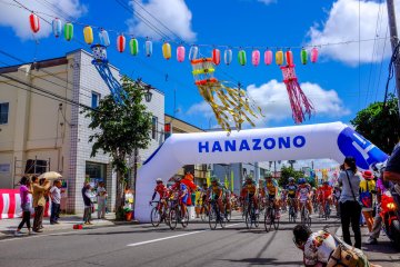 This year, the Hanazono Hill Climb bicycle event started from the Kutchan Jagamatsuri, drawing even bigger crowds