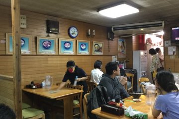 Table and tatami seating