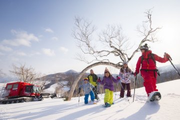 From beginners to intermediates, the friendly and inexpensive English or Japanese ski and snowboard lessons at Tomamu will put you at ease