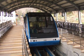 Kereta gantung akan mempermudah Anda menaiki atau menuruni gunung