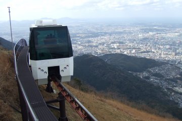 Kereta yang berputar di puncak gunung