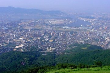 Pemandangan siang hari dari puncak gunung