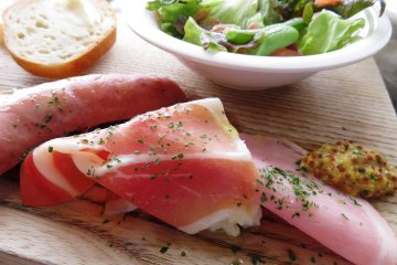 A salad with tuna lettuce and tomato is simple in terms of dressing and taste, but lets the natural taste and crunchy texture of the lettuce shine.
