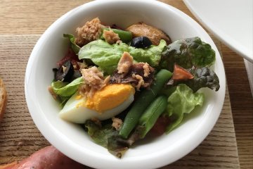 A salad with tuna lettuce and tomato is simple in terms of dressing and taste, but lets the natural taste and crunchy texture of the lettuce shine.